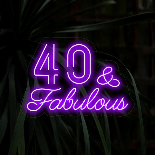 "40 & Fabulous Neon Sign" adiciona estilo à sua comemoração com fontes chiques. Perfeito para uma festa de 40 anos fabulosa.