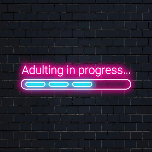 Placa de neon LED personalizada com texto "Adulting In Progress..." em branco brilhante, decoração de luz neon perfeita para espaços modernos.