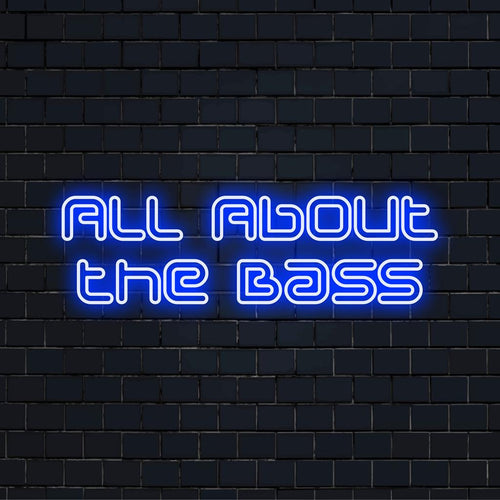 Letreiro de neon LED vibrante com os dizeres All About the Bass em uma escrita elegante, perfeito para amantes de arte neon personalizada.