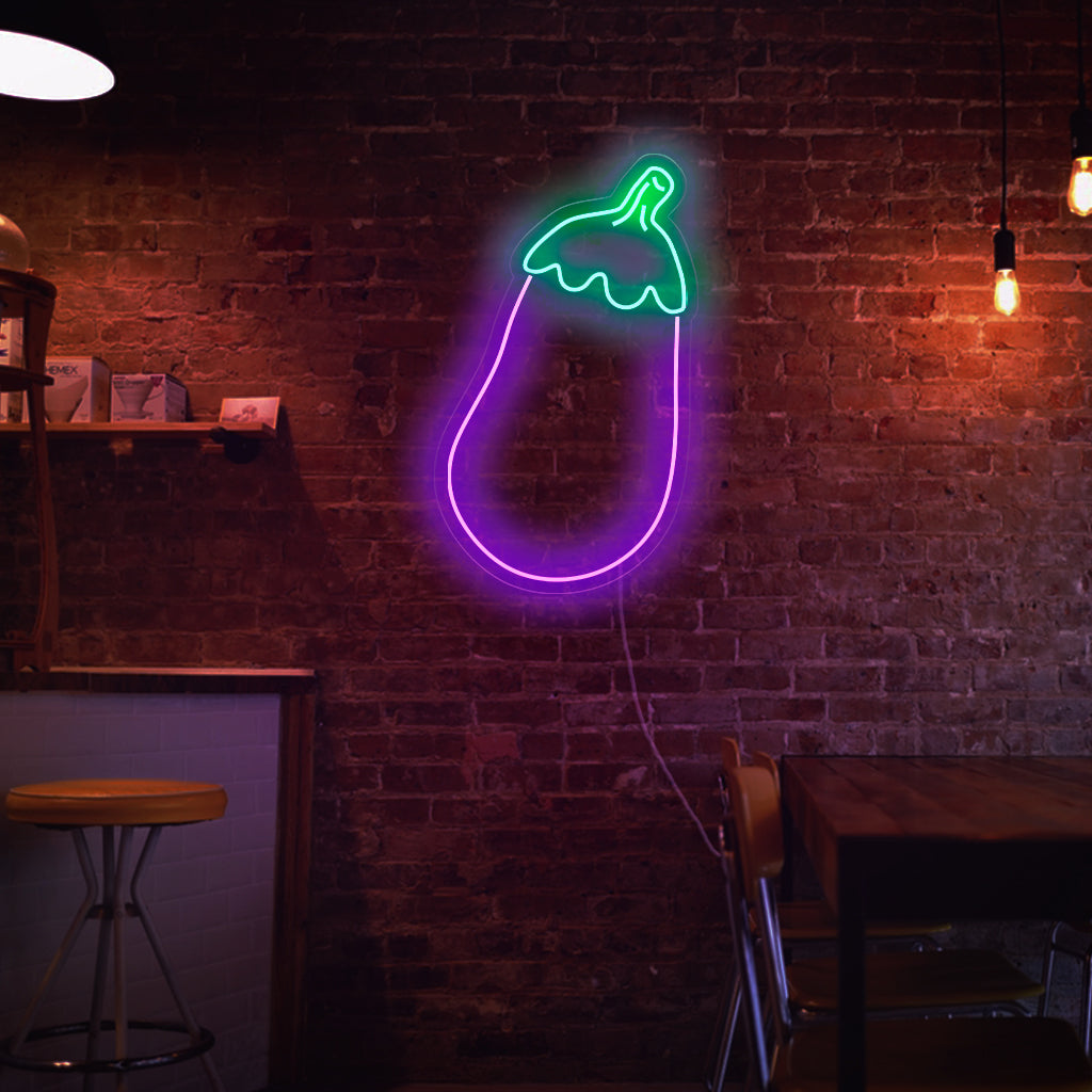 "Placa de neon de berinjela" - Uma luz de neon exclusiva com a representação de uma berinjela, trazendo charme culinário e vibração à decoração da sua cozinha ou sala de jantar.