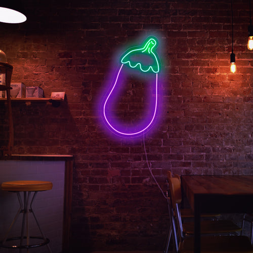 "Placa de neon de berinjela" - Uma luz de neon exclusiva com a representação de uma berinjela, trazendo charme culinário e vibração à decoração da sua cozinha ou sala de jantar.