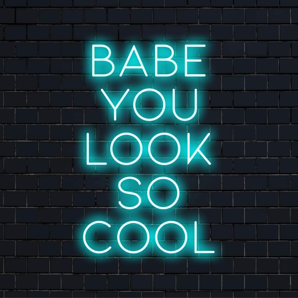 Placa de neon brilhante exibindo Babe You Look So Cool; combina arte com citações em neon com design gráfico para uma decoração única.