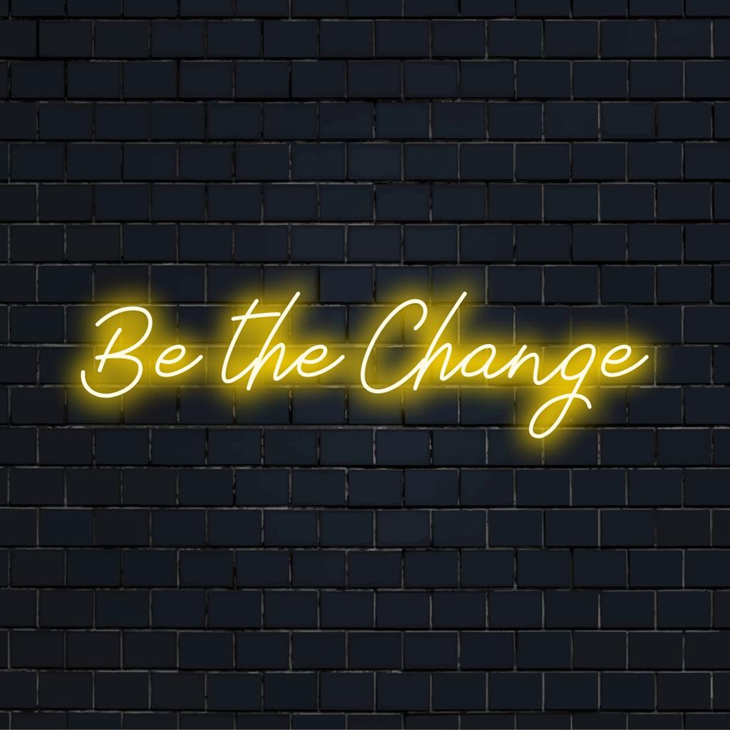 Placa de neon LED personalizada com a frase "Be The Change", perfeita para adicionar uma decoração inspiradora de neon a qualquer espaço.