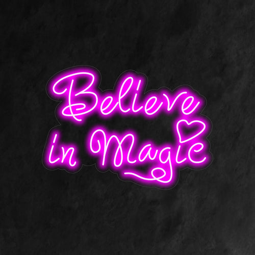O letreiro de neon "Believe In Magic" é uma adição fantástica e encantadora ao seu interior com tema de fantasia. Uma luz neon que incentiva a crença em magia e maravilhas.