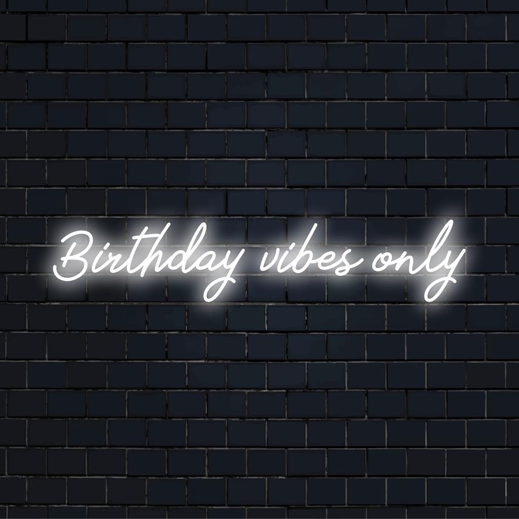 Letreiro de LED neon personalizado com a frase "Aniversário" em tons vibrantes. Decoração de neon perfeita para espaços comemorativos.