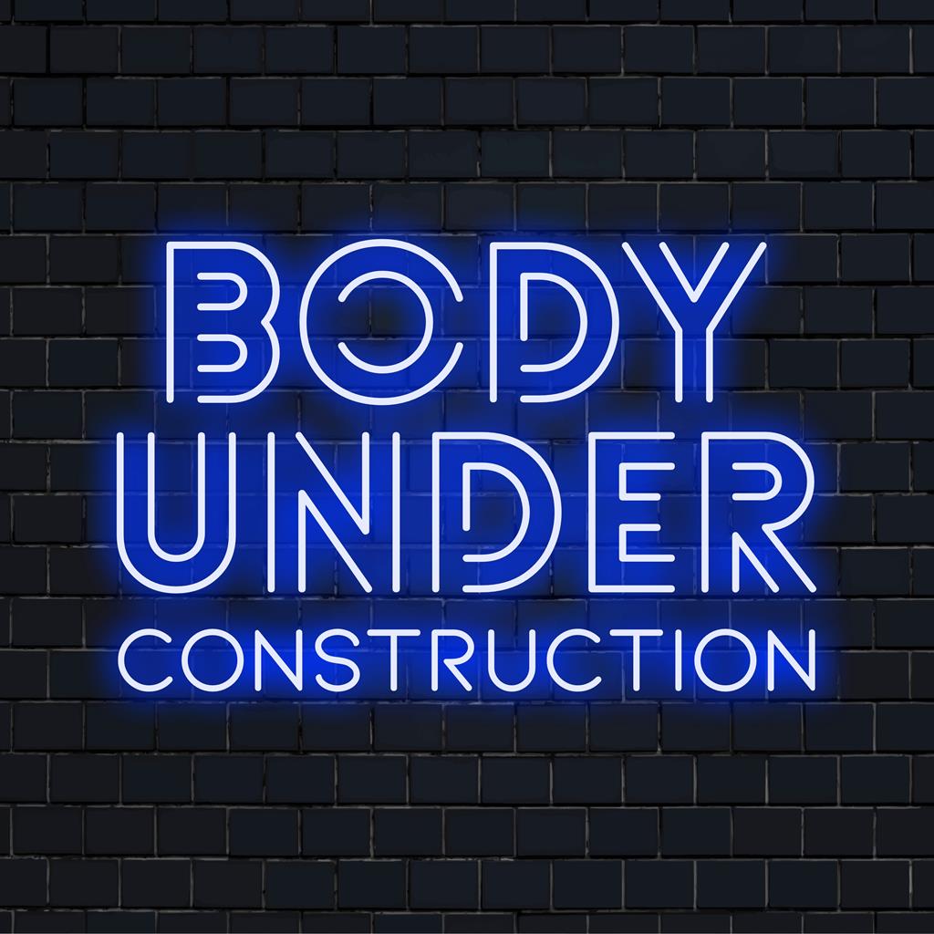 Placa de neon LED personalizada com o texto Body Under Construction, promovendo motivação e arte neon personalizada.