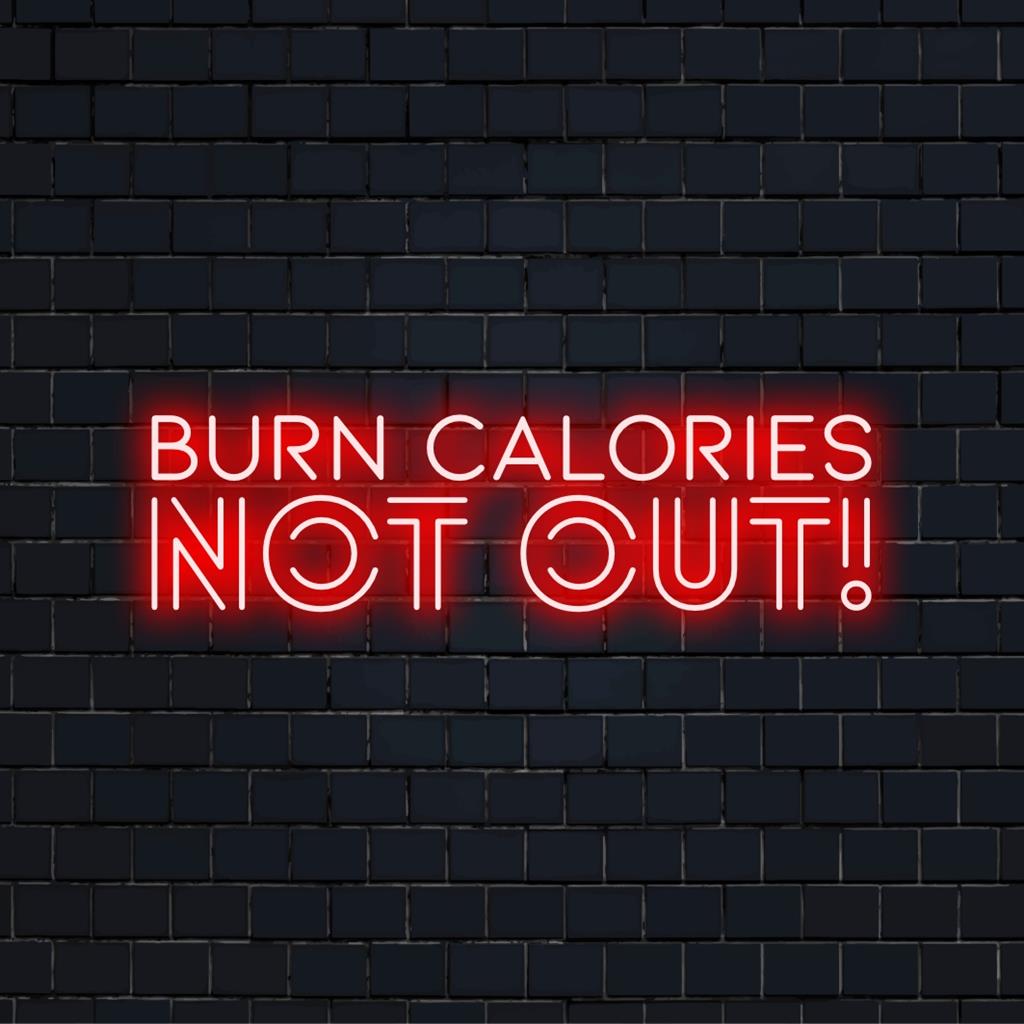 Placa de LED neon personalizada com mensagem divertida "Queime calorias, não gaste!"; decoração personalizada ideal para uma casa ou academia vibrante.