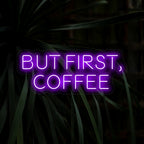 O letreiro neon "Mas Primeiro, Café" irradia a vibração perfeita da manhã com um ícone de xícara fumegante, lembrando você de priorizar sua dose de café. Ideal para amantes de café e ambientes aconchegantes de cafeterias.