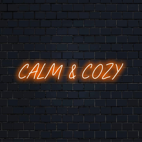 Letreiro de LED neon com a frase "Calma e Aconchegante", ideal para personalizar o ambiente. O design personalizado ilumina qualquer espaço.