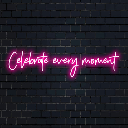 Placa de neon LED personalizada com os dizeres "Celebre cada momento" com cores vibrantes e brilhantes que valorizam qualquer espaço.
