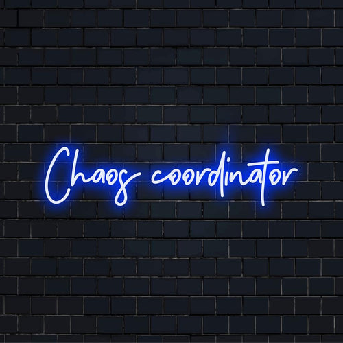 Placa de LED neon personalizada com os dizeres Chaos Coordinator, perfeitamente iluminada para dar elegância ao ambiente de trabalho; com arte de palavras neon e decoração moderna.