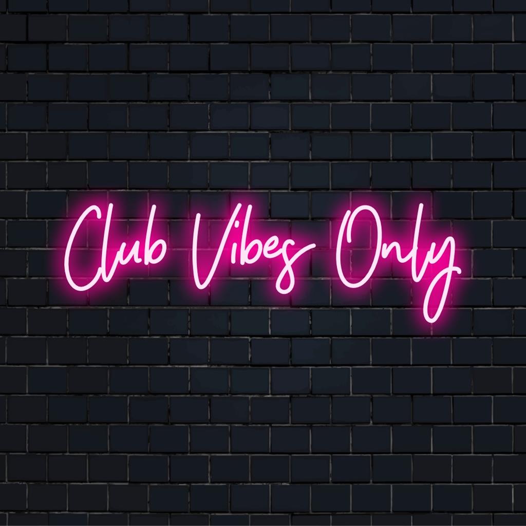 Placa de neon LED personalizada com texto brilhante Club Vibes Only, perfeita para iluminar um espaço animado com arte moderna de neon.