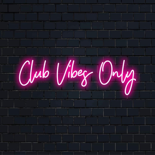 Placa de neon LED personalizada com texto brilhante Club Vibes Only, perfeita para iluminar um espaço animado com arte moderna de neon.