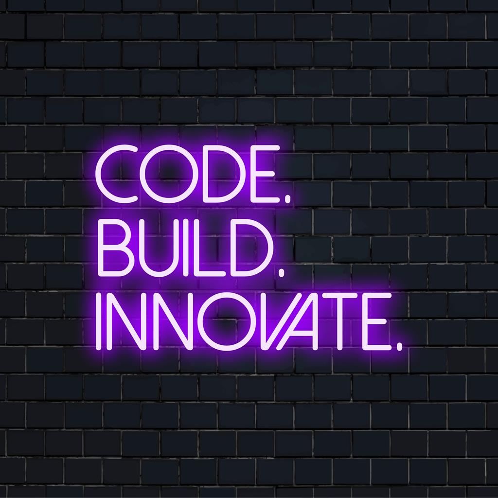 Placa de neon LED exibindo Código, Construção, Inovação - palavras ousadas e vibrantes, perfeitas para inspiração pessoal e decoração.