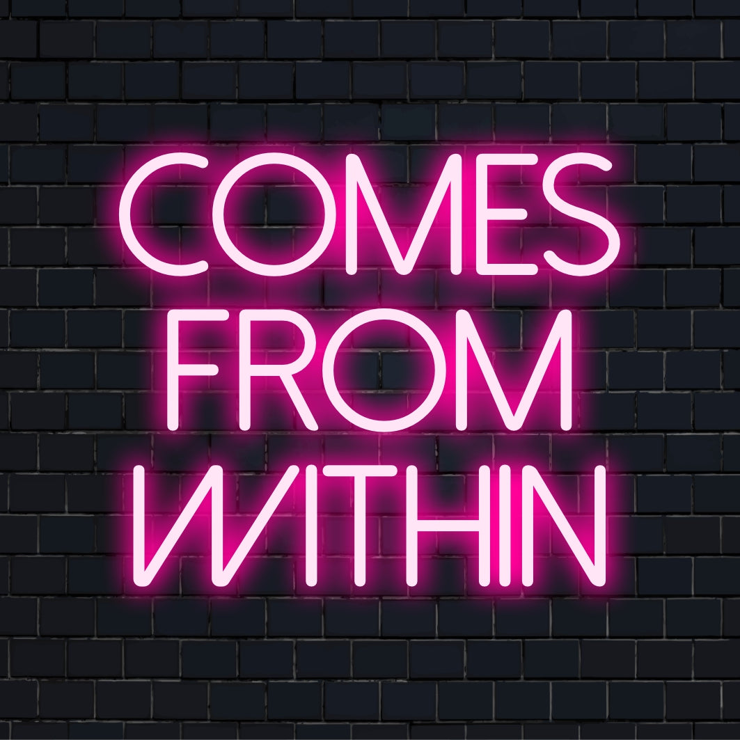Placa de neon LED personalizada com a frase Comes From Within, irradiando brilho vibrante, perfeita para uma decoração única e inspiradora.