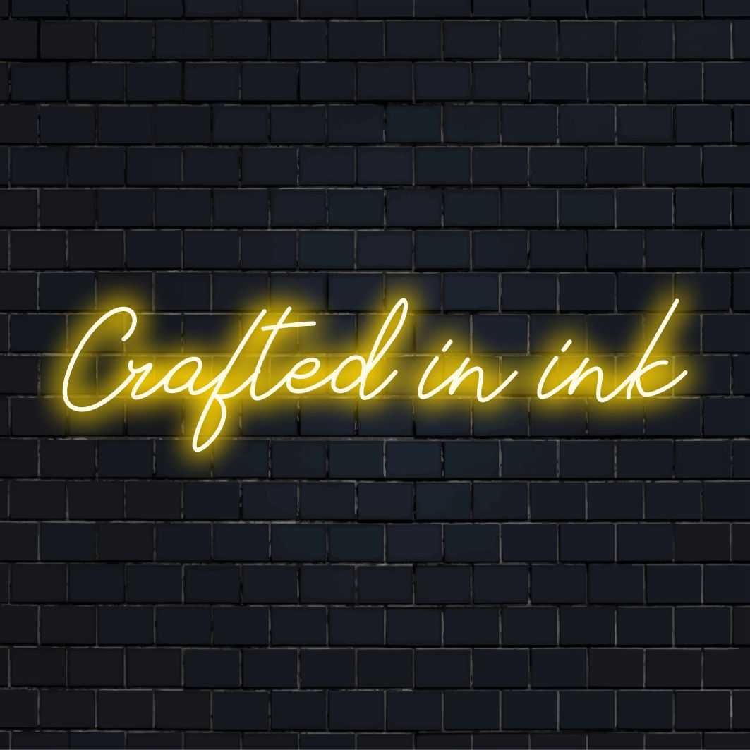 Placa de neon LED com o nome Crafted In Ink, perfeita para adicionar um toque personalizado a qualquer espaço com decoração neon vibrante.