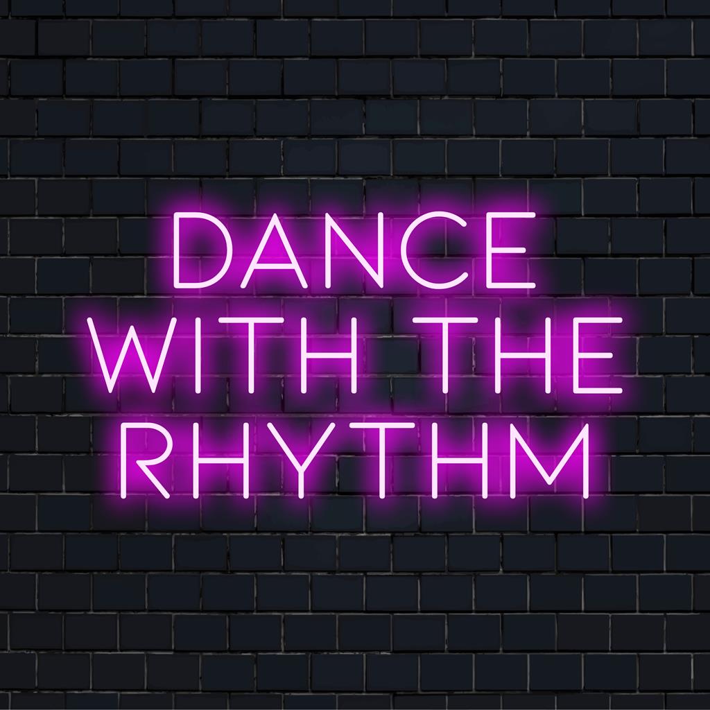 Um design LED vibrante e personalizado brilhando Dance With The Rhythm em luz neon artística, perfeito para decoração de parede exclusiva.