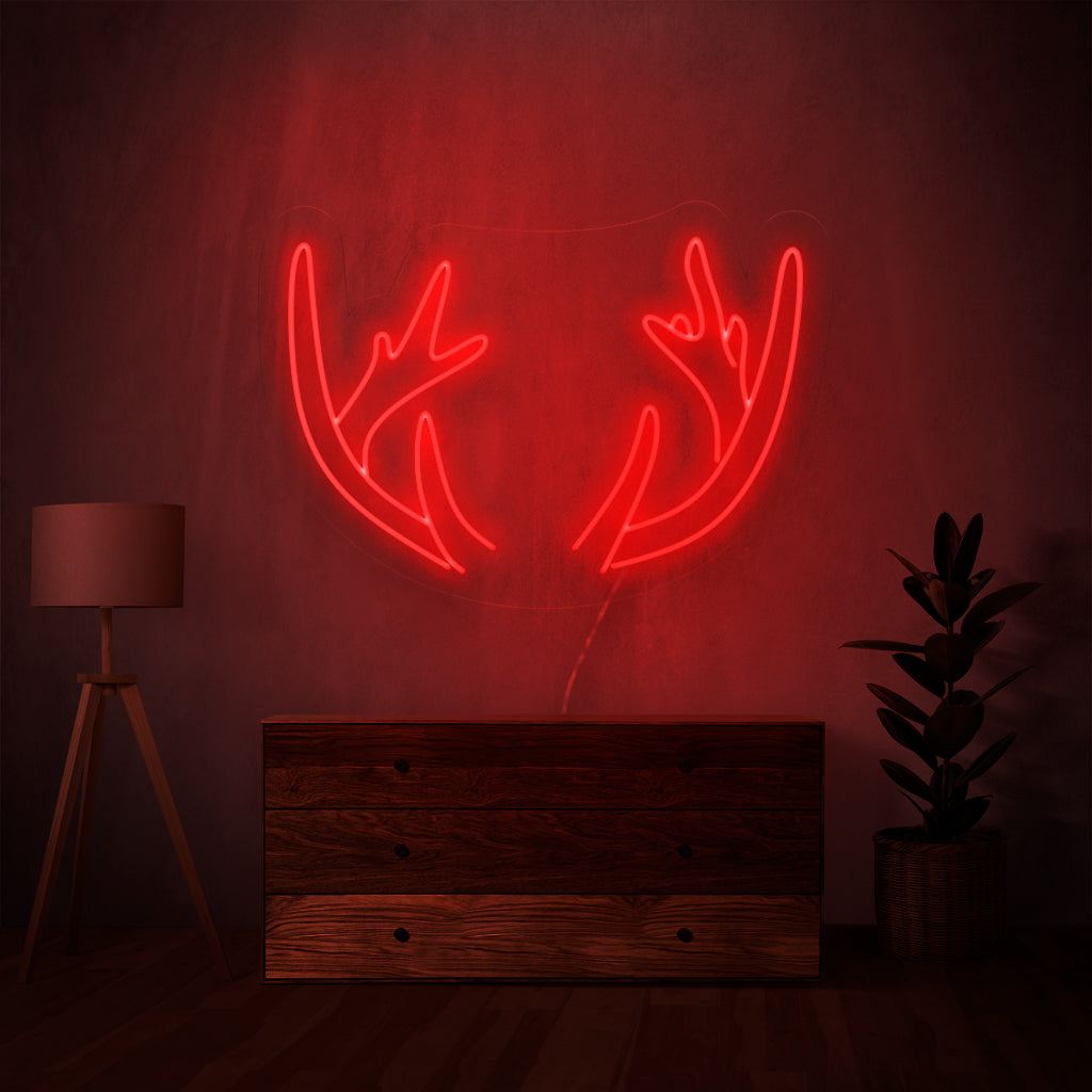 O letreiro de néon "Deer Horns" acende com um brilho rústico, trazendo a beleza selvagem do ar livre para o seu espaço, perfeito para entusiastas da natureza e ambientes com temática rústica.