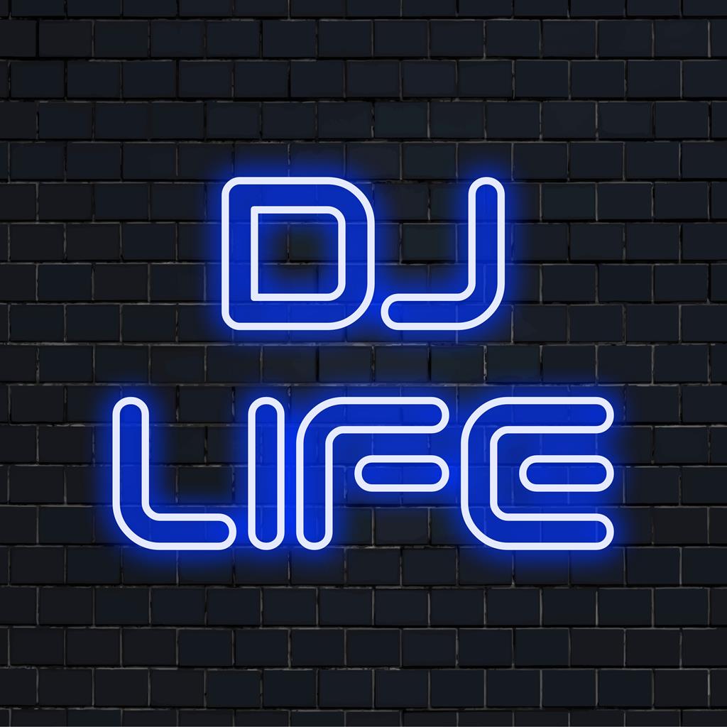 Placa de LED neon vibrante feita sob medida, intitulada DJ Life, perfeita para amantes da música, adiciona um toque dinâmico ao seu espaço.
