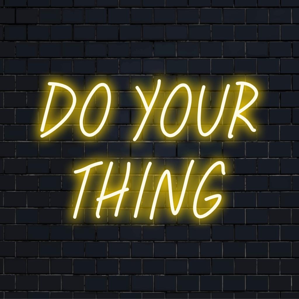 Placa de neon LED personalizada com a frase "Faça Sua Coisa", perfeita para decoração personalizada e brilhante em casas ou escritórios.