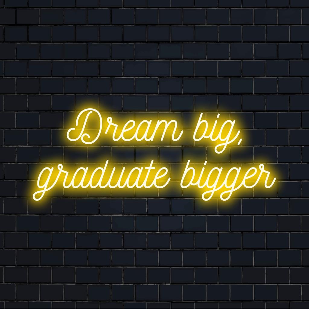 A placa de arte em neon LED exibe os dizeres "Sonhe Grande, Forme-se Maior" em cores vibrantes, ideal para motivação e comemoração.