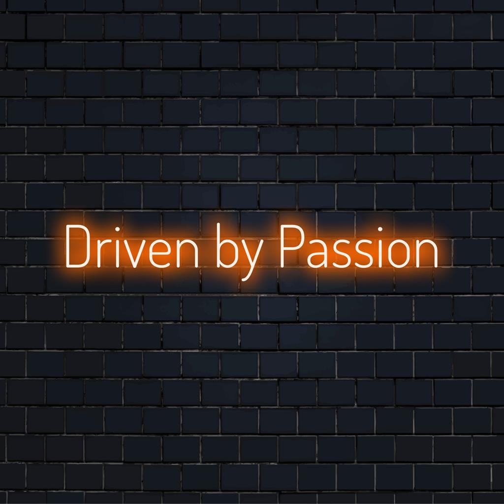 Placa de LED neon feita à mão e personalizada, intitulada Driven By Passion, perfeita para interiores vibrantes, adicionando um charme neon único a qualquer espaço.