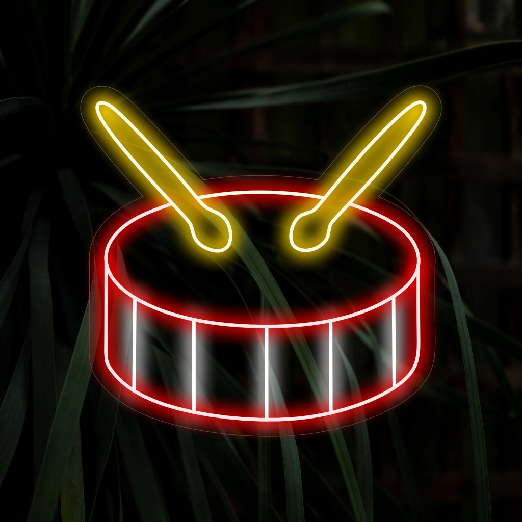 O letreiro de néon "Drum With Sticks" pulsa com um brilho rítmico, ideal para estúdios de música e espaços dedicados à arte da percussão.