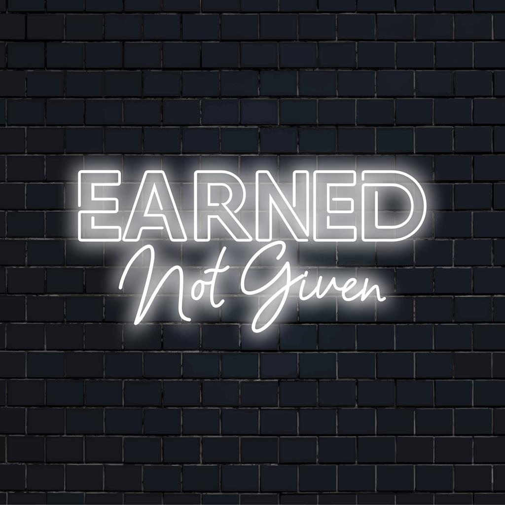 Placa de neon LED personalizada com a frase "Earned Not Given" (Ganhado, Não Dado). Perfeita para decoração personalizada com luzes neon.