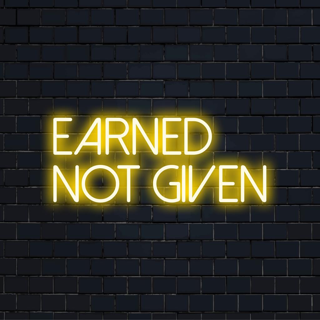 Placa de neon LED personalizada com o texto "Ganho, Não Dado"; perfeita para decoração motivacional de neon ou arte com citações personalizadas.