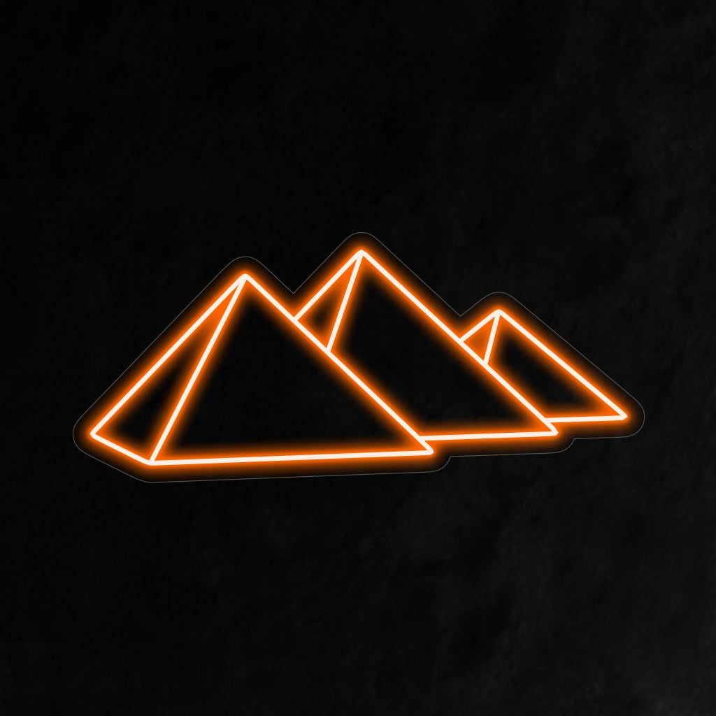 O "Letreiro de Neon das Pirâmides Egípcias" acende com um brilho majestoso, perfeito para entusiastas de história e espaços que apreciam as maravilhas de civilizações antigas, adicionando significado cultural ao ambiente.