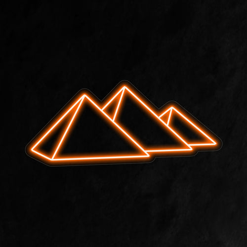 O "Letreiro de Neon das Pirâmides Egípcias" acende com um brilho majestoso, perfeito para entusiastas de história e espaços que apreciam as maravilhas de civilizações antigas, adicionando significado cultural ao ambiente.
