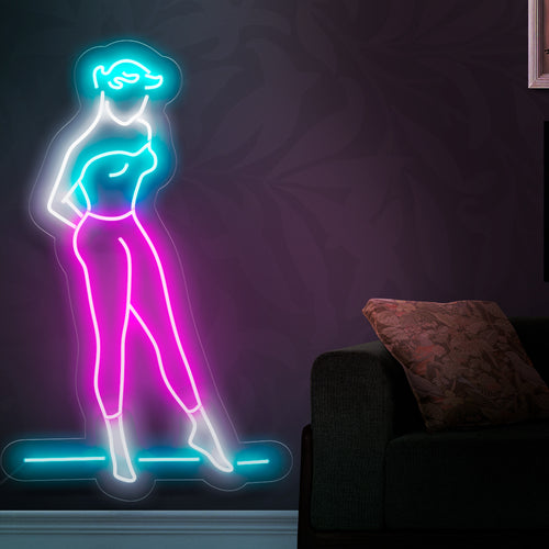 O letreiro de néon "Elegant Woman" ilumina com sofisticação, perfeito para butiques e espaços de luxo que celebram a beleza atemporal de uma mulher elegante, adicionando requinte e glamour ao ambiente.