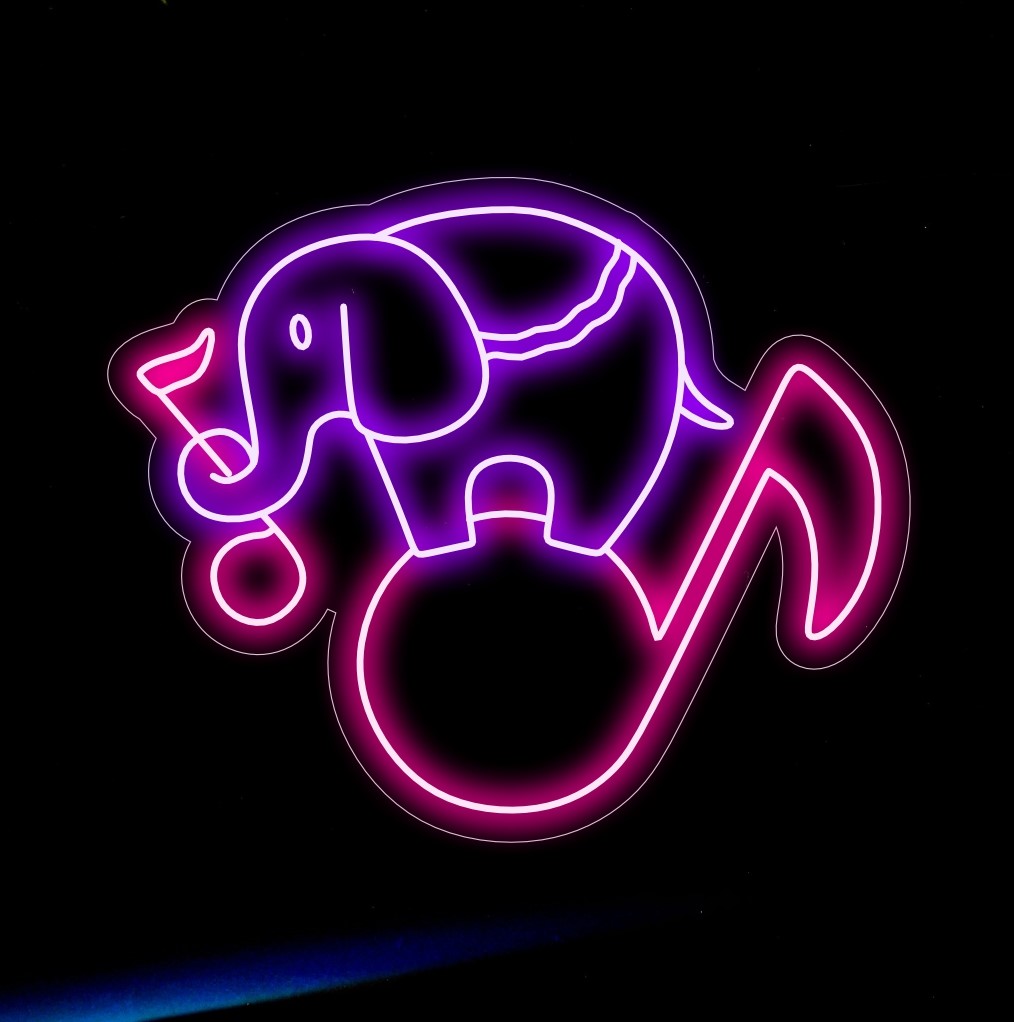 "Silhueta de elefante com letreiro de néon com notas musicais" acende harmoniosamente, fundindo presença majestosa com notas rítmicas, perfeito para estúdios de música e espaços culturais.