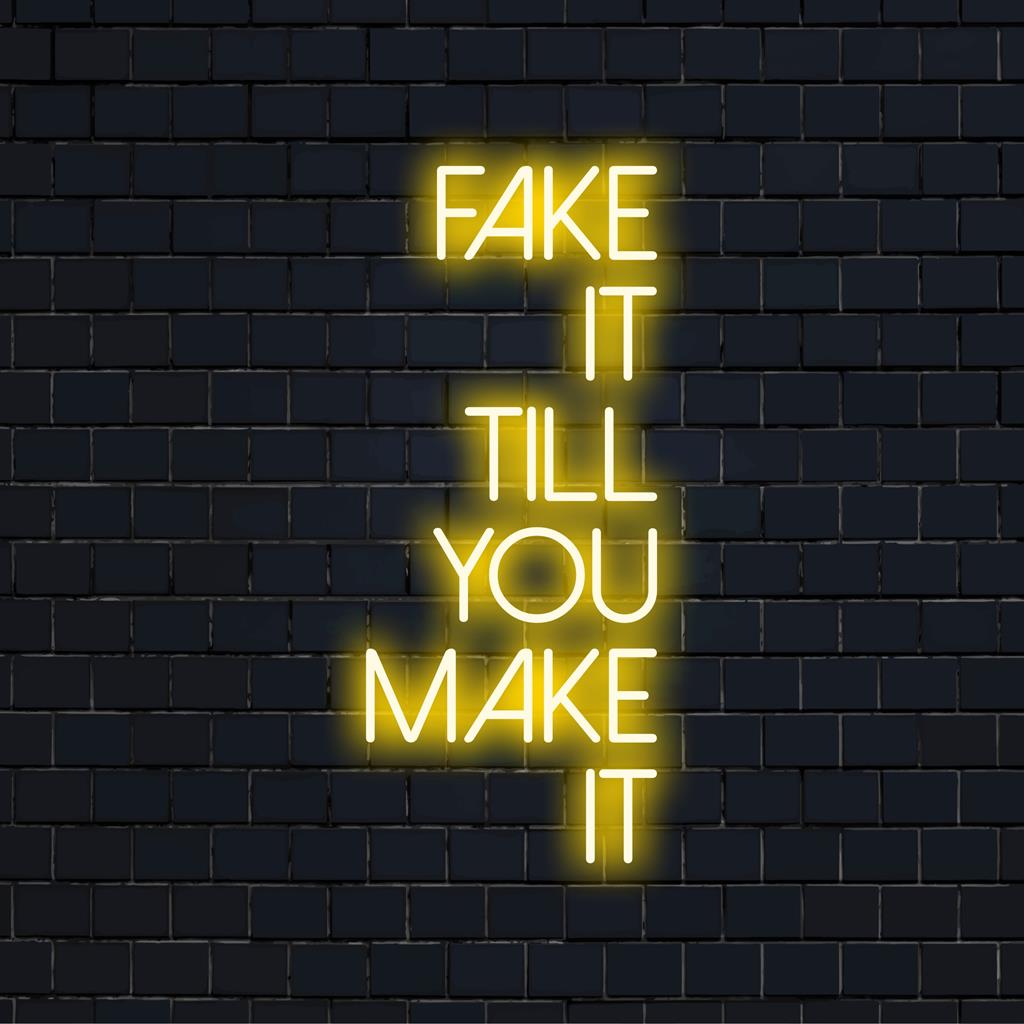 Placa de neon LED personalizada com os dizeres Fake It Till You Make It; arte de parede neon estilosa que adiciona um brilho moderno a qualquer espaço.