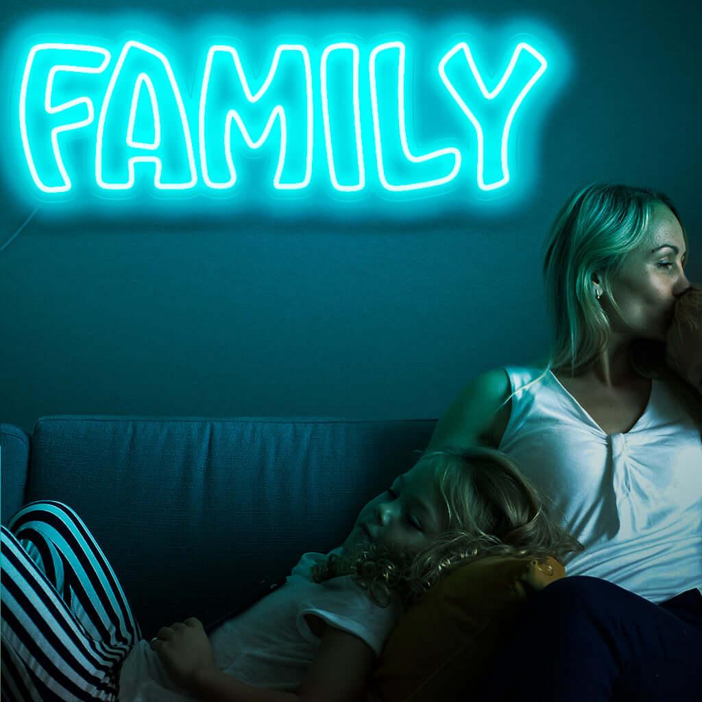 O "Letreiro Neon Familiar" acende com um brilho aconchegante, perfeito para casas e espaços que celebram a importância da família, criando uma atmosfera convidativa e reconfortante.