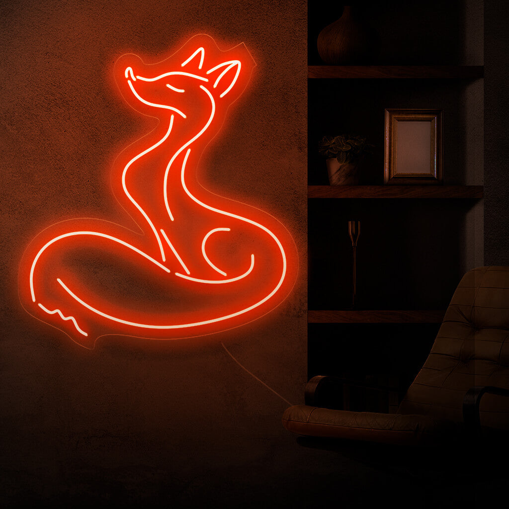 O letreiro de neon "Raposa Fêmea" acende com um charme peculiar, ideal para espaços ecléticos e interiores com temas de natureza, adicionando um toque artístico com a representação de uma raposa.