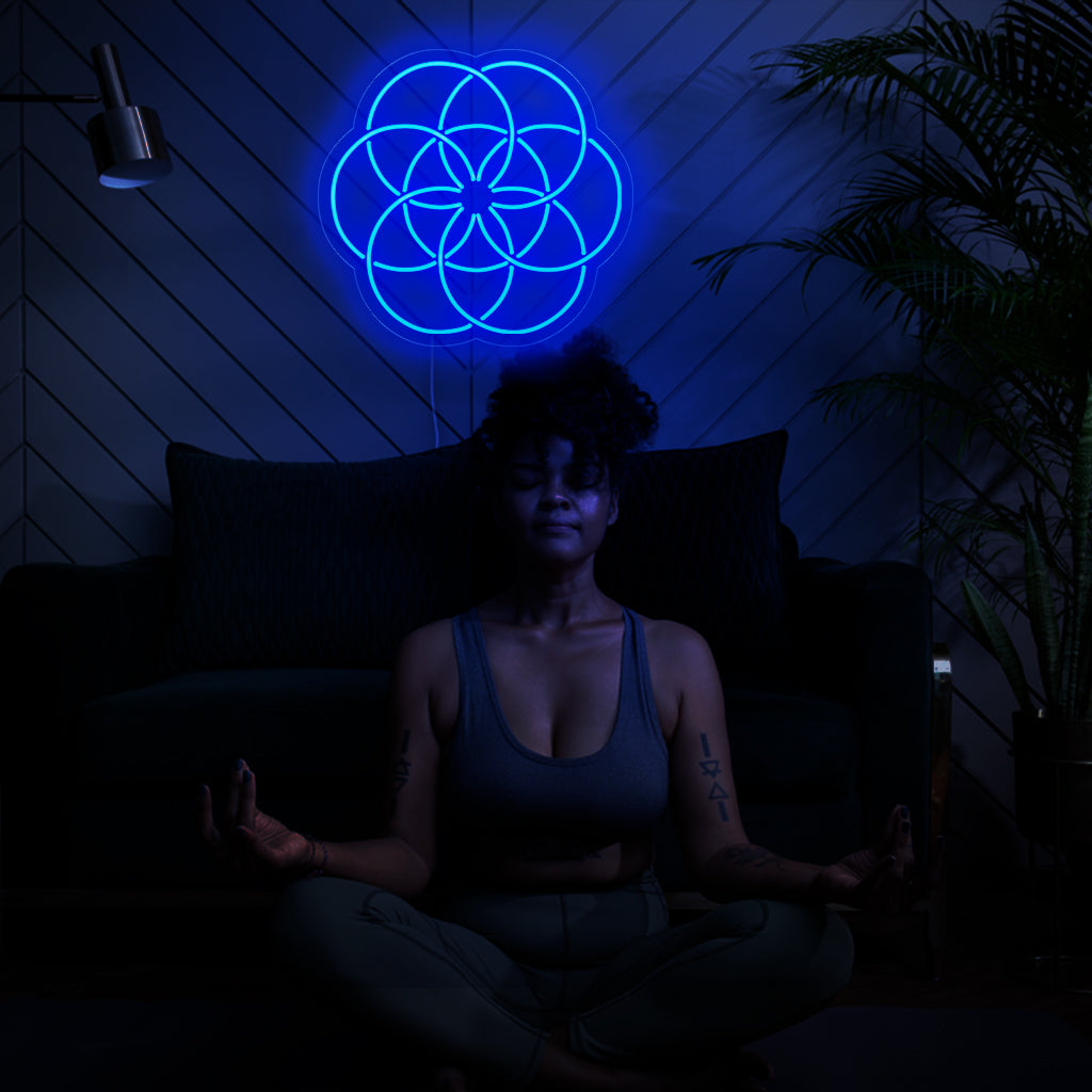 O letreiro de néon "Flor da Vida" acende com geometria sagrada, perfeito para espaços espirituais e áreas que abraçam a beleza simbólica da Flor da Vida, adicionando um toque de espiritualidade ao ambiente.