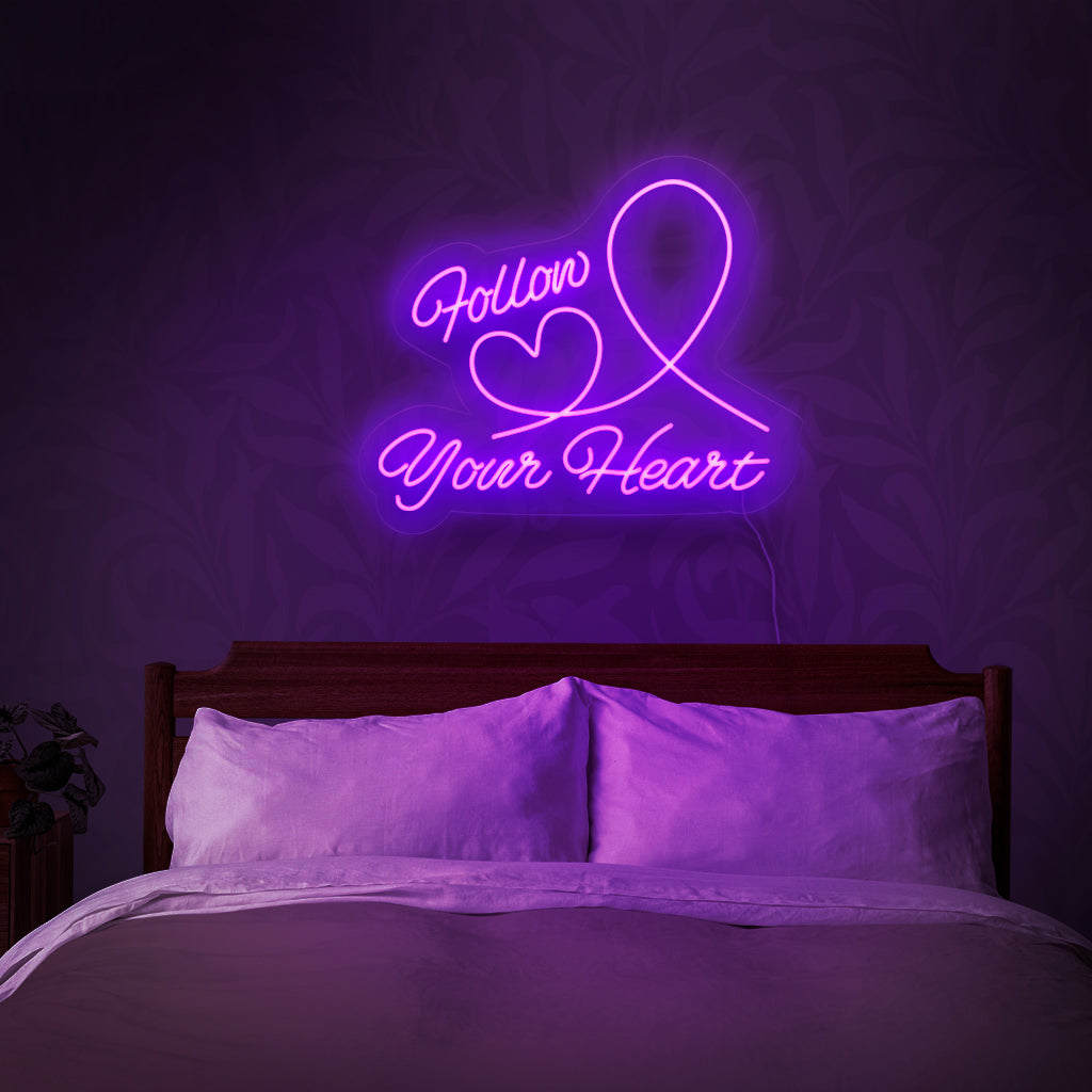 "Placa de neon Siga seu coração" - Brilhando com inspiração, perfeita para espaços que incentivam sonhos e para aqueles que abraçam a jornada de seguir seu coração.
