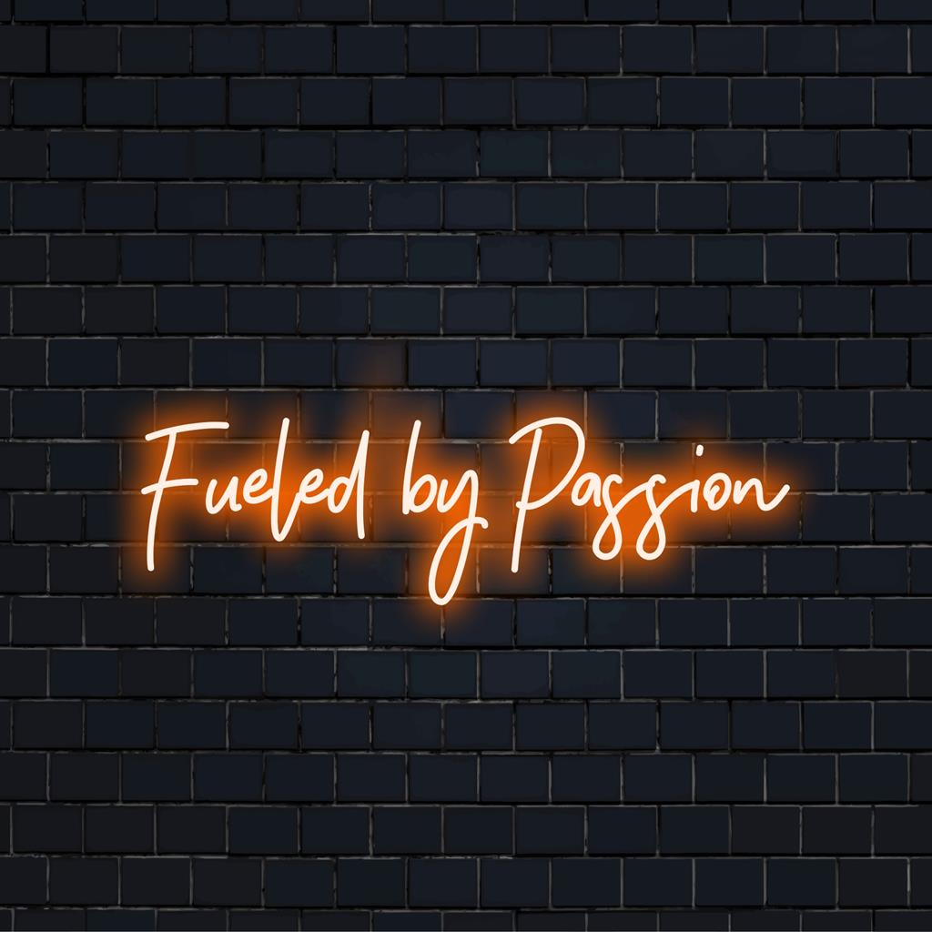 Letreiro de neon LED vibrante feito à mão com a frase "Fueled By Passion", perfeito para adicionar um toque personalizado ao seu espaço.