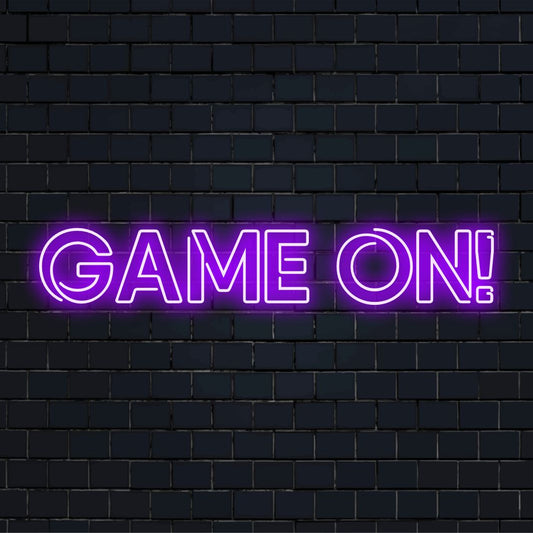 Placa de LED neon vibrante "Game On!", decoração de luz neon perfeita para salas de jogos, com letras em negrito e um design dinâmico.
