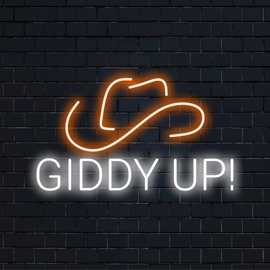 Placa de neon LED personalizada no formato de um chapéu de cowboy com as palavras Giddy Up habilmente embutidas; peça de decoração neon chamativa.