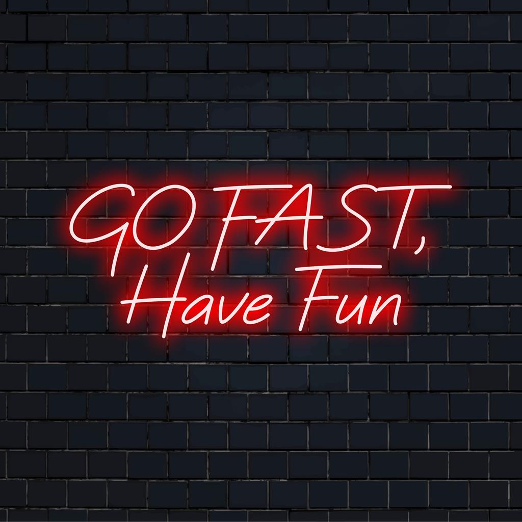 Placa de neon LED personalizada com os dizeres Go Fast, Have Fun, perfeita para decoração vibrante de espaços e efeitos de iluminação personalizados.
