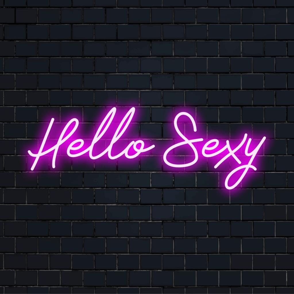 Letreiro de LED neon vibrante feito sob medida com os dizeres Hello Sexy, perfeito para adicionar um toque lúdico à decoração de qualquer ambiente.