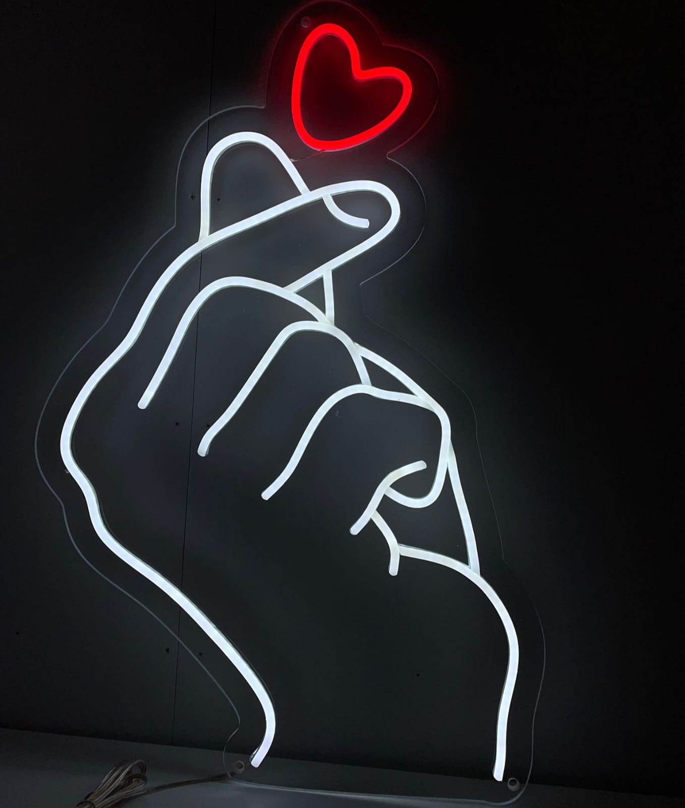 Letreiro de neon em formato de coração de dedo - The Art Neon