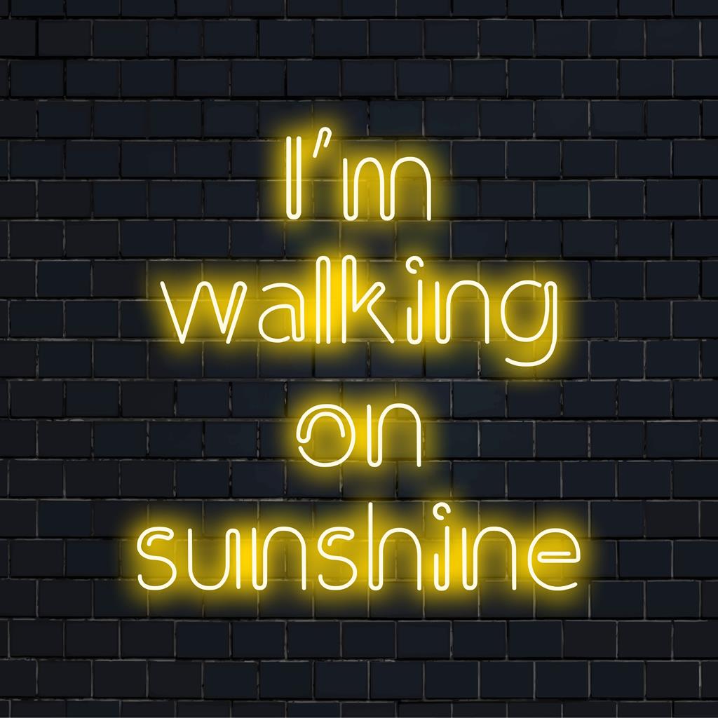 Placa de LED neon personalizada com os dizeres "I'm Walking On Sunshine" (Estou caminhando sob o sol), que irradia luz ambiente vibrante para decoração de casa.