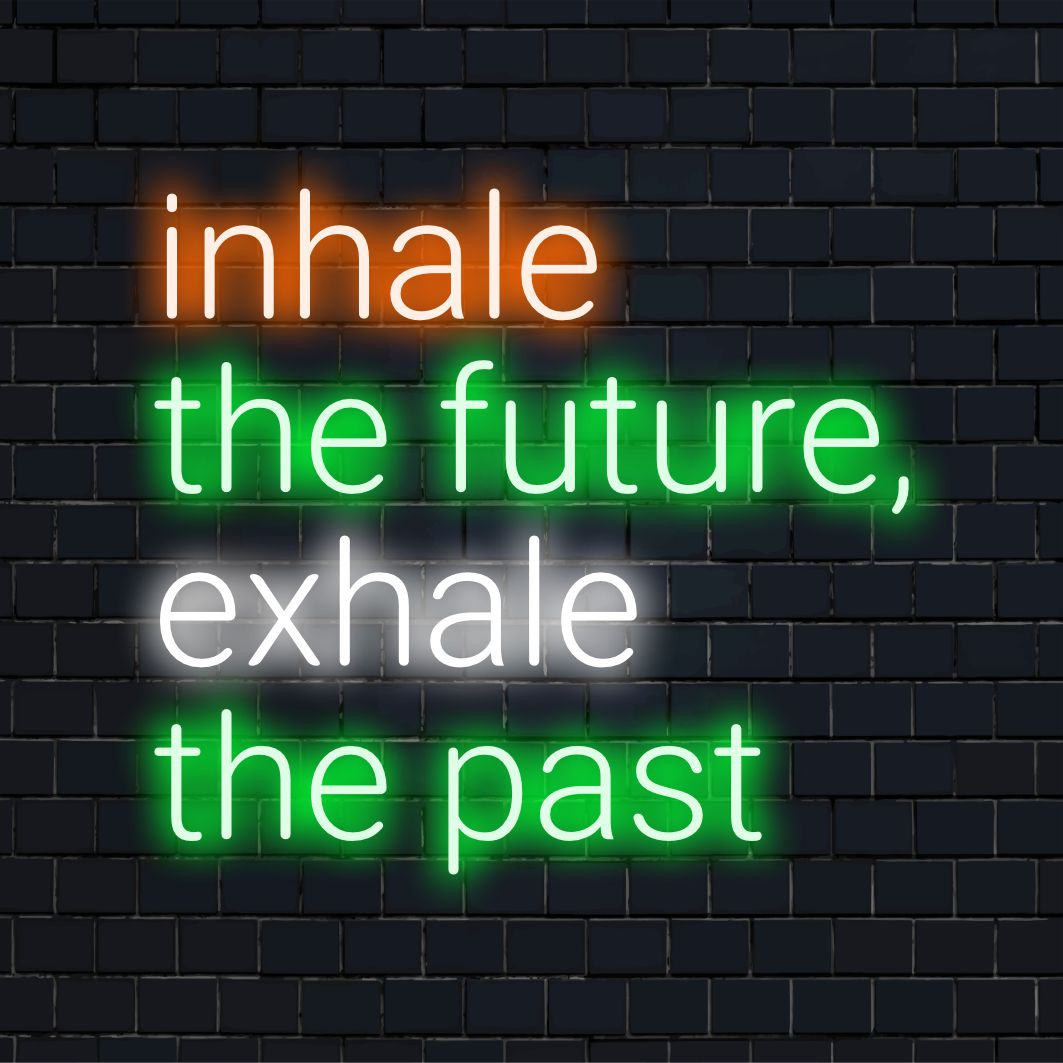 Placa de LED neon "Inspire o Futuro, Expire o Passado" com letras elegantes para arte de parede moderna e decoração inspiradora.