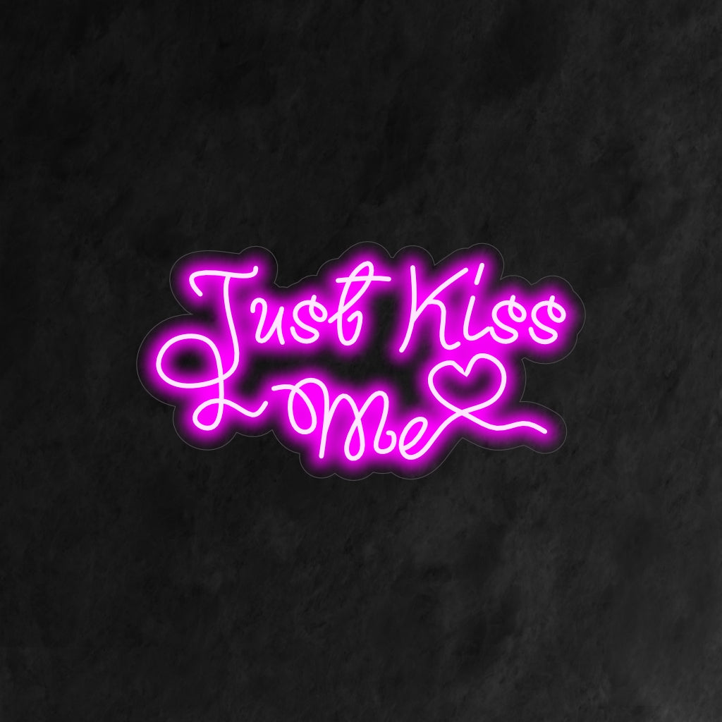 "Placa de neon "Just Kiss Me" - Ilumine seu espaço com um brilho romântico usando esta placa de neon, adornada com as palavras encantadoras "Just Kiss Me".