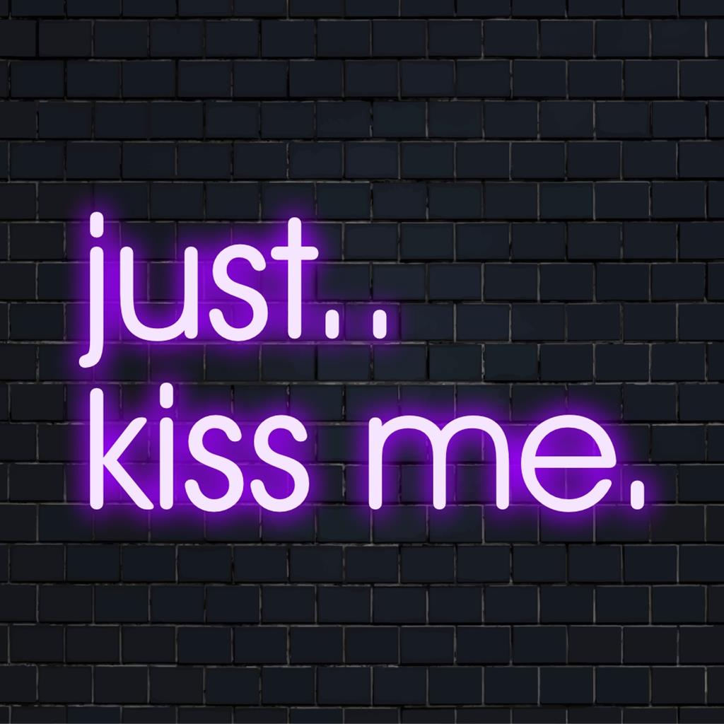 Iluminado com LEDs vibrantes, este letreiro de neon Just.. Kiss Me serve como decoração chique e romântica para espaços modernos.
