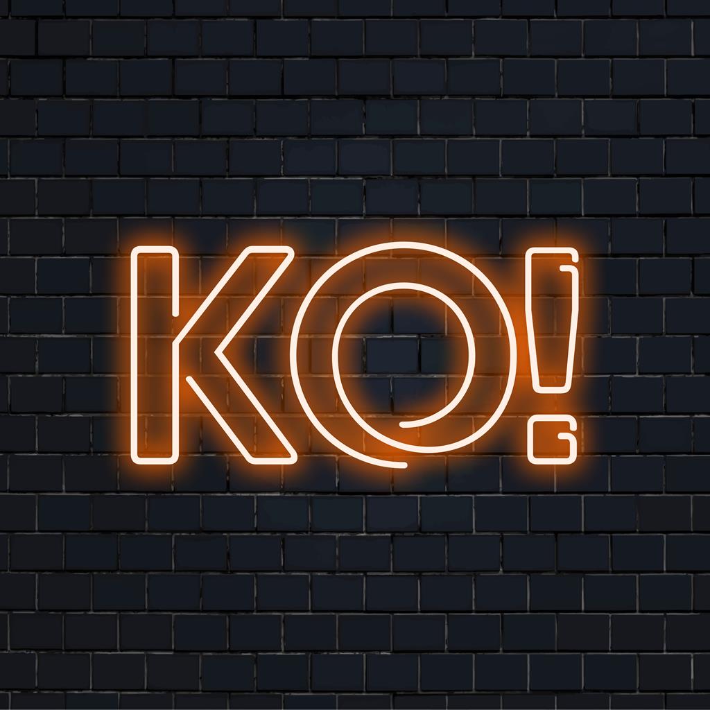 Letreiro de neon KO! personalizado brilhando intensamente, iluminando espaços com luz LED vibrante, ideal para decoração moderna e toque artístico.