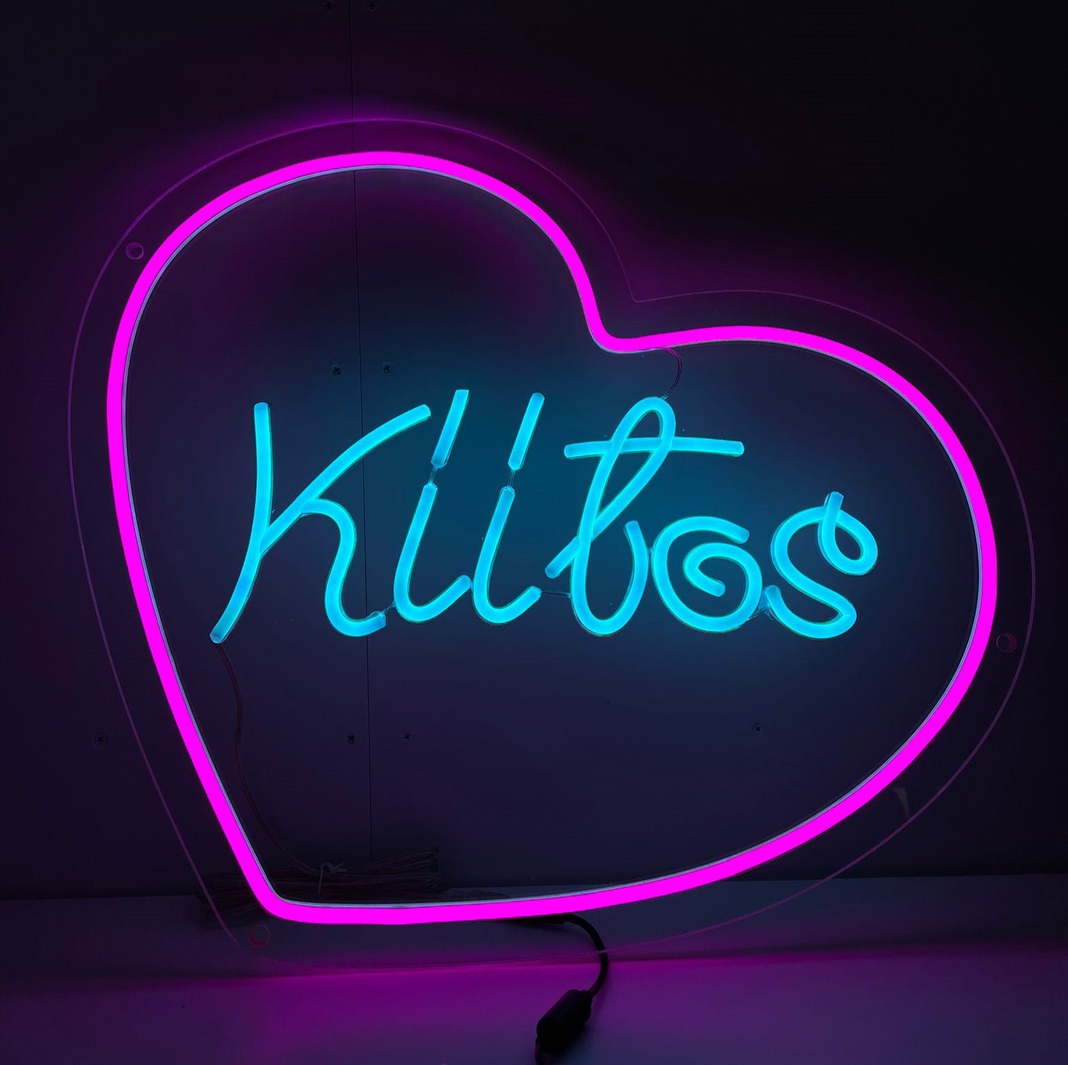"Placa de neon em forma de coração Kiitos" ��� Eleve seu espaço com esta placa de neon que combina a palavra finlandesa "Kiitos" com um coração, irradiando gratidão e aconchego. Perfeita para lugares aconchegantes e que celebram a gratidão.